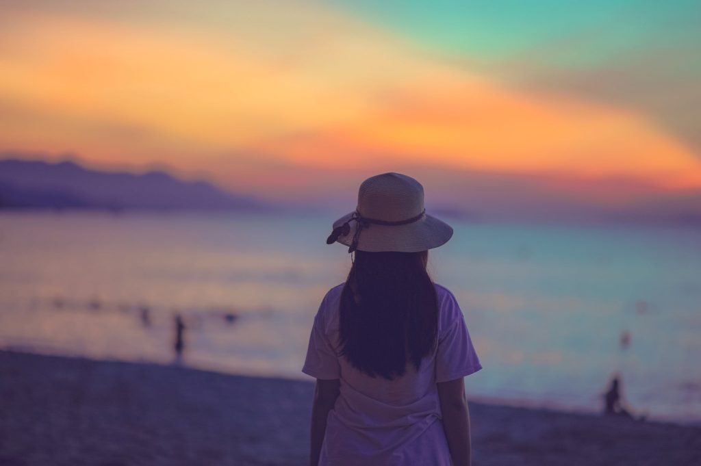 امرأة بالبكيني قرب الماء