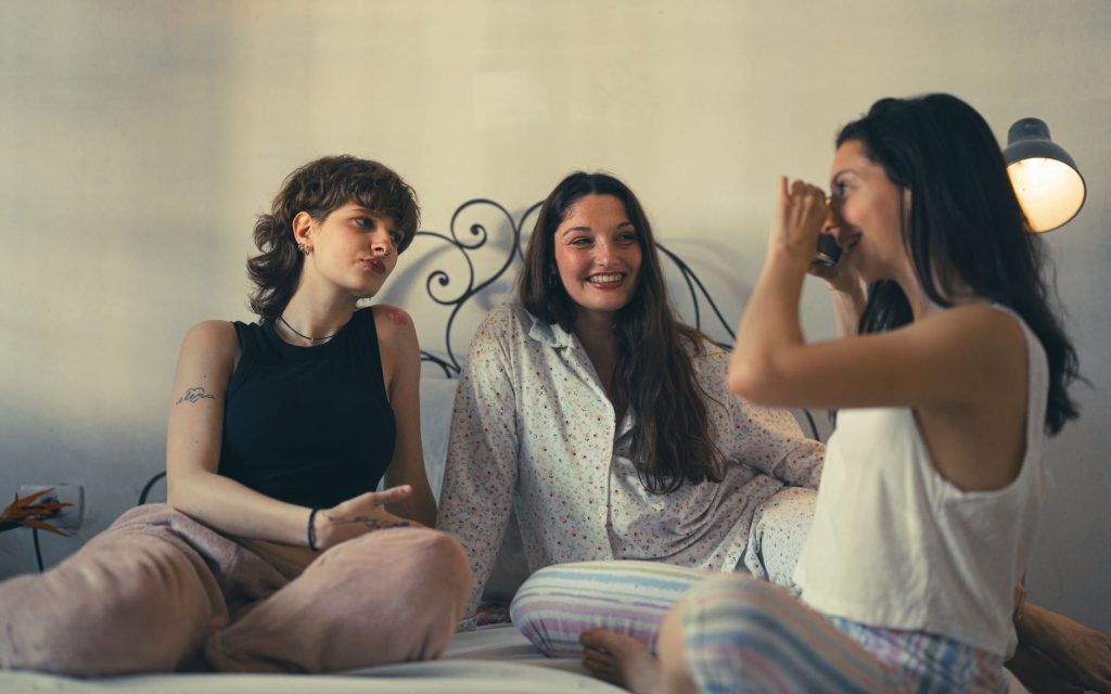 امرأة بملابس داخلية