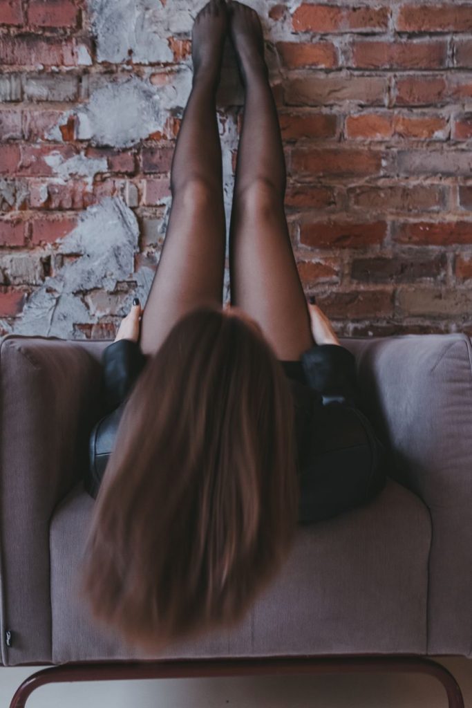امرأة شابة جذابة